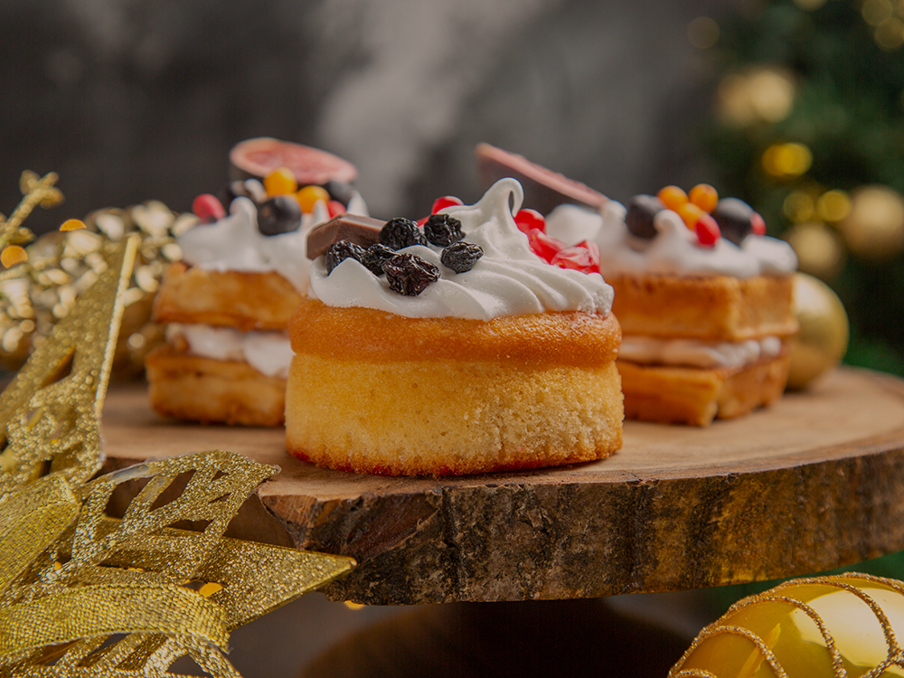 Foto ilustrativa de três naked cakes, com chantilly e frutas silvestres em cima. Conteúdo em: Sorveterias e Confeitarias: Como planejar as vendas de fim de ano?