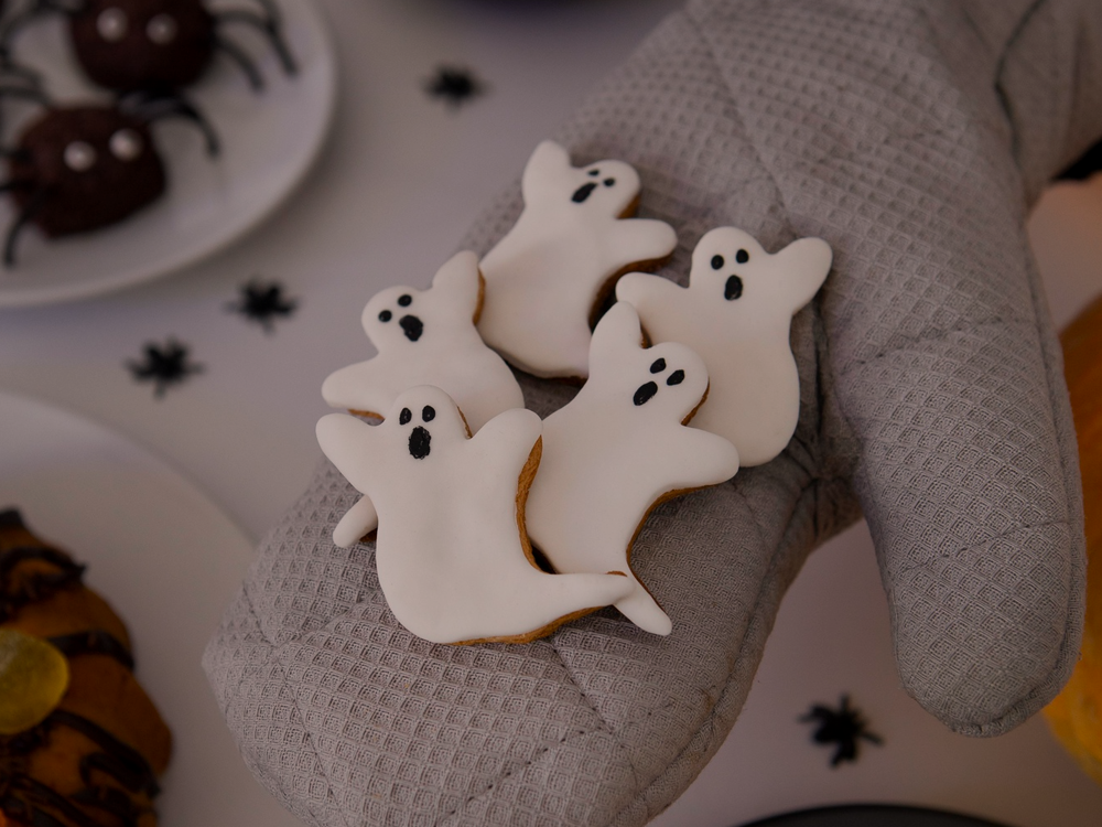 Fotografia ilustrativa de bolachas em formato de fantasma, decoradas com açúcar branco. - Conteúdo em Doçuras de Halloween: 6 dicas da Ruby Chocolate