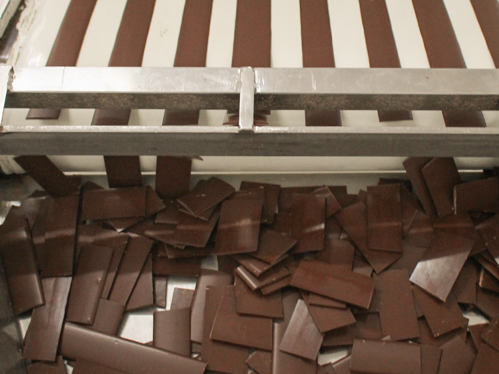 Fotografia ilustrativa - produção de Chocolate em lascas: conheça os benefícios das Coberturas em Kibble
