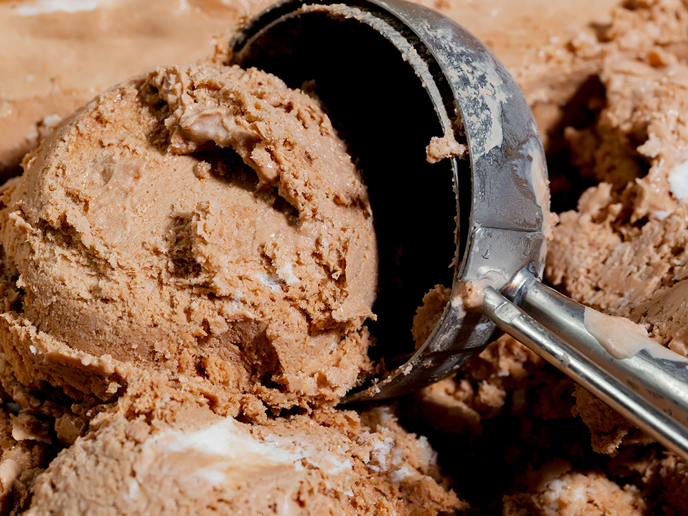 Fotografia ilustrativa de uma bola de sorvete de chocolate - Acompanhamentos: a cereja do bolo para a sua sorveteria 