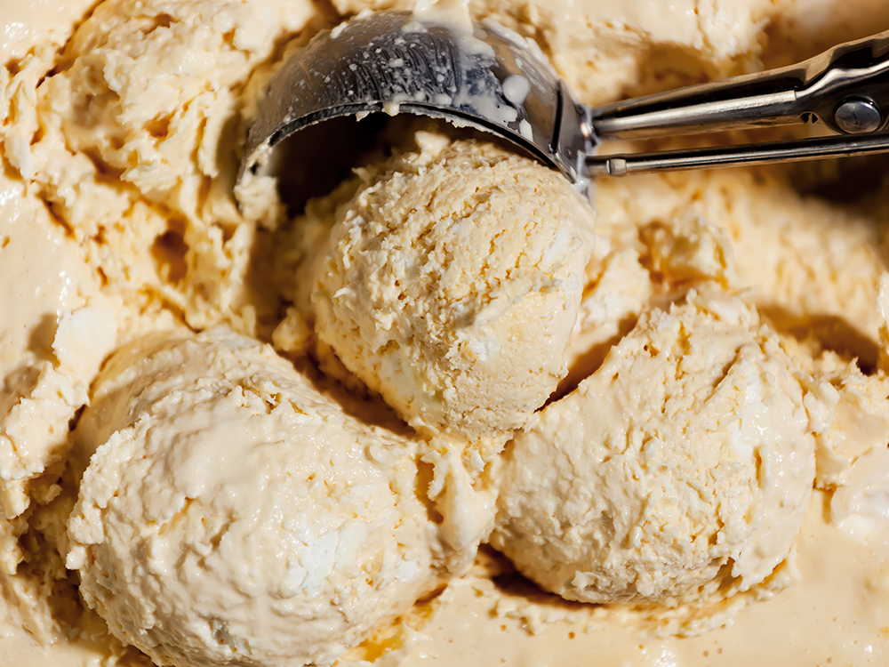 Fotografia ilustrativa de uma bola de sorvete de creme - Acompanhamentos: a cereja do bolo para a sua sorveteria 