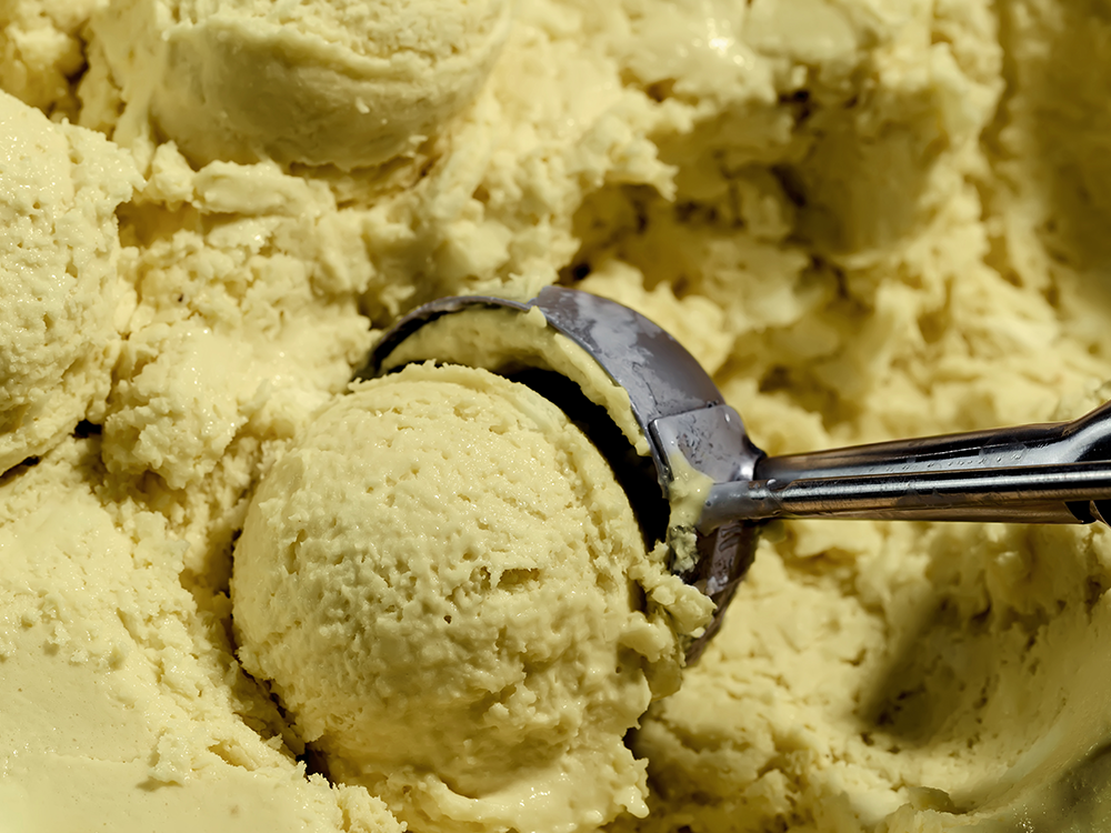 Fotografia ilustrativa de uma bola de sorvete de pistache - Acompanhamentos: a cereja do bolo para a sua sorveteria 