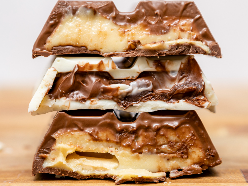 Fotografia ilustrativa barra de chocolate de cacau recheada