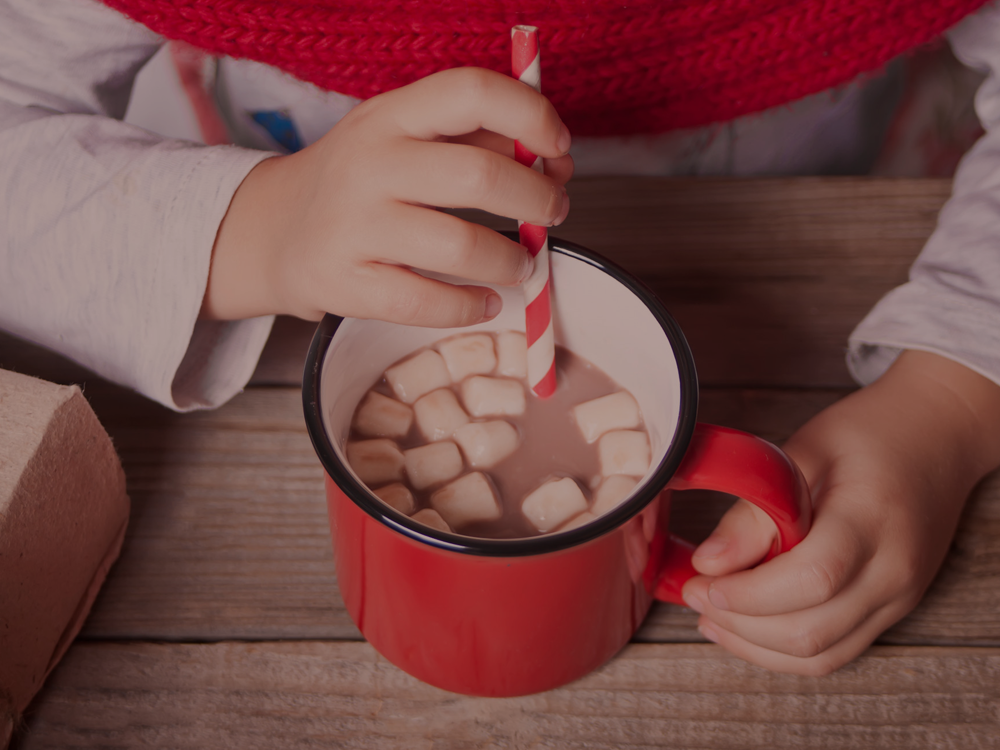 Imagem ilustrativa de chocolate quente com marshmallows - Chocolate quente além do básico: como transformar uma bebida comum na estrela do inverno