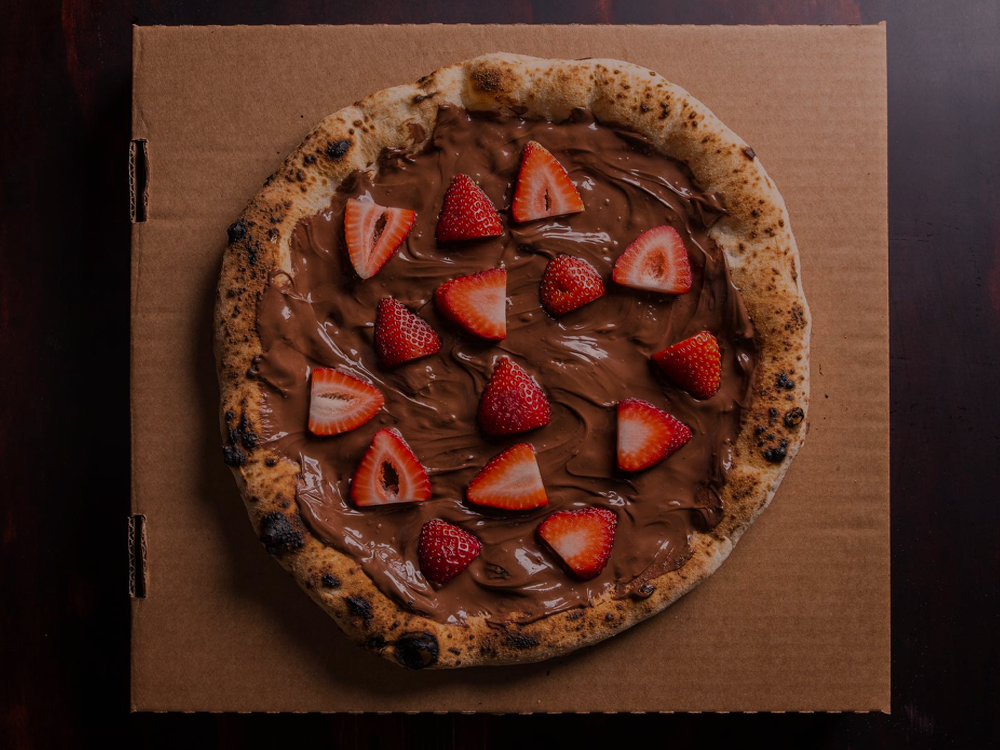 Fotografia ilustrativa - Pizza de chocolate com morango ruby chocolates