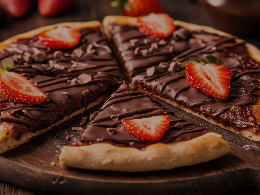 Fotografia ilustrativa - Pizza de chocolate com morango ruby chocolates em close