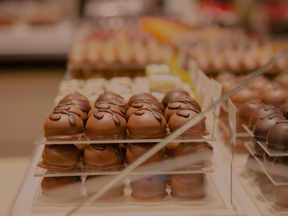 Fotografia ilustrativa de uma gôndola de bombons com insumos de chocolate para a black friday
