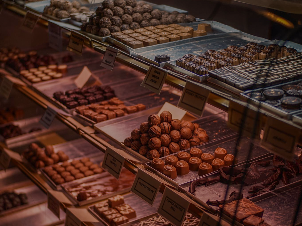 Fotografia ilustrativa de uma gôndola de bombons com insumos de chocolate para a black friday