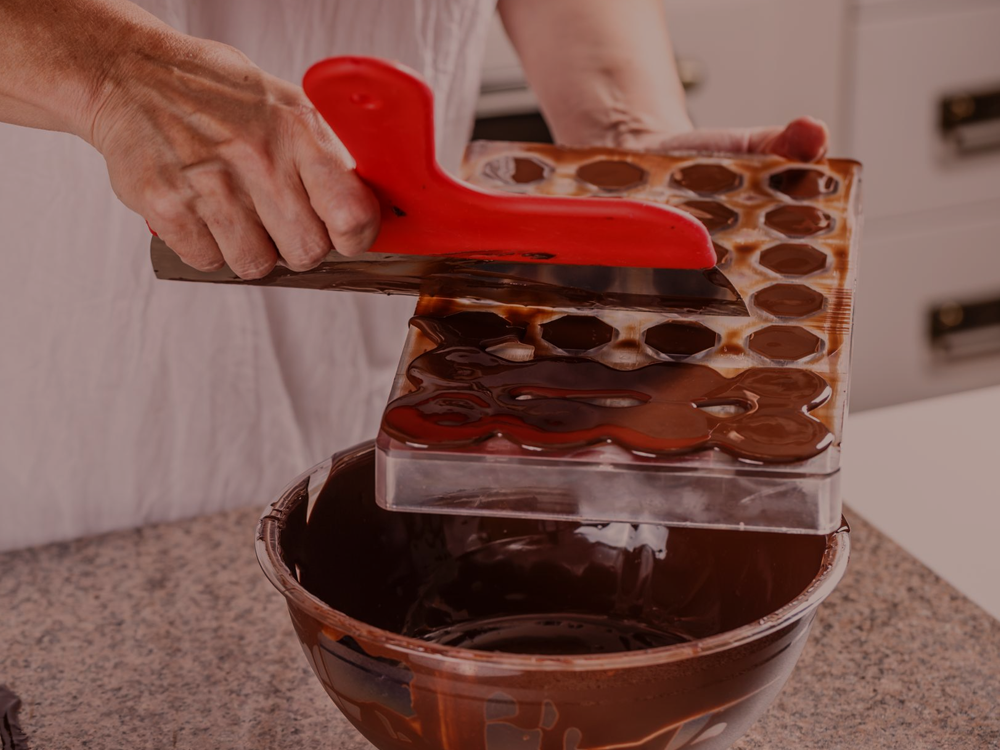 Fotografia ilustrativa de uma indústria de alimentos com insumos de chocolate para a black friday