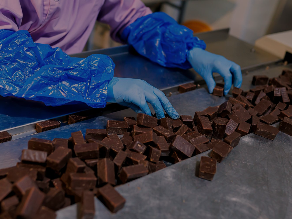 Fotografia ilustrativa de uma indústria de alimentos com insumos de chocolate para a black friday