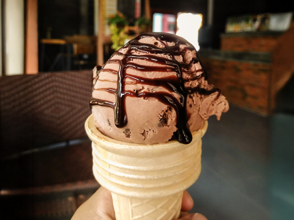 Fotografia ilustrativa de sorvete com calda por cima - história da Ruby chocolate